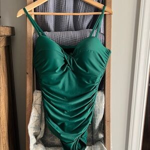 EUC Miraclesuit one piece with detachable straps! Size 12